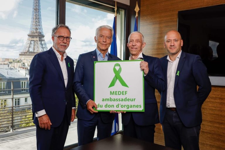 Représentants du MEDEF et du collectif Greffes+ avec le panneau « MEDEF ambassadeur du don d'organes »